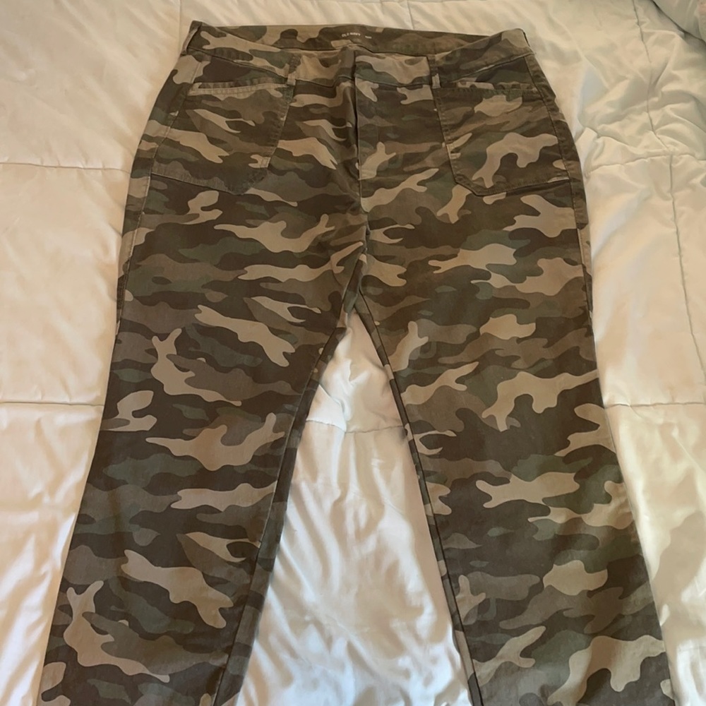 Old Navy Size 18 Camouflage Pixie Chino Pants